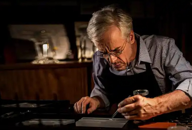 伯爵手表表蒙有划痕如何处理（手表表蒙划痕维修方法总汇）